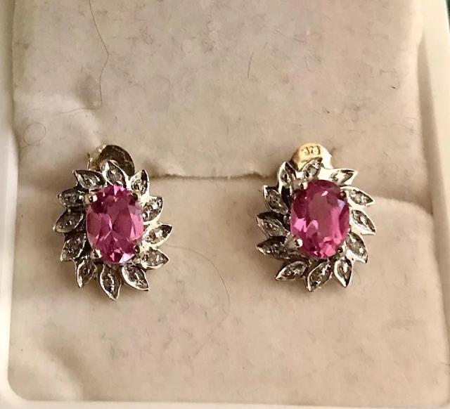 Shopper makes incredible find inside $4 thrifted jewelry bag: 'I just want  to share my excitement