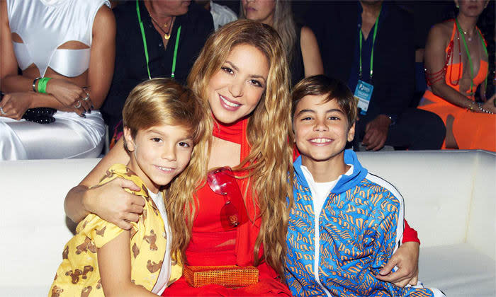 Milan y Sasha, con su orgullosa madre