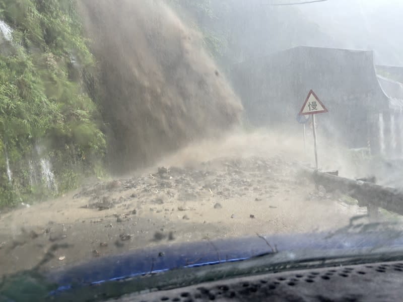 受颱風卡努影響，南投縣仁愛鄉4日雨勢不斷，鄉內多處道路出現泥流，道路邊坡沖下泥水彷彿瀑布。（中央社／民眾提供）