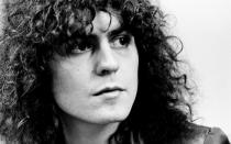 "Jeepster", "Hot Love", "Get It On": Es gab eine Zeit, da gehörten die Glam-Rock-Pioniere von T.Rex zu den aufregendsten Bands der Rock- und Pop-Szene. Eine leider nur kurze Zeit. Marc Bolan, der Kopf der Gruppe, starb am 16. September 1977 bei einem schweren Autounfall in London. Das Unglück ereignete sich zwei Wochen vor seinem 30. Geburtstag. (Bild: Gijsbert Hanekroot/Redferns/Getty Images)