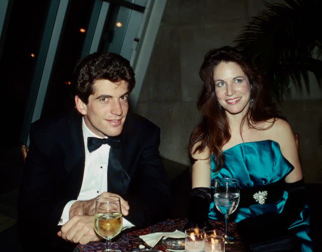 Quang cảnh cặp vợ chồng, luật sư và nhà xuất bản người Mỹ John F. Kennedy Jr. (1960 - 1999) và Christina Haag tại một sự kiện không xác định, New York, New York, 1986. (Ảnh của Sonia Moskowitz/Getty Images)