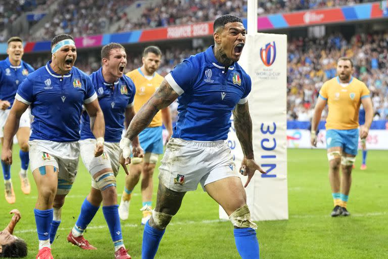 El italiano Montanna Ioane celebrando efusivamente después de anotar un try durante el partido ante Uruguay, por el Grupo A de la Copa del Mundo, en el Stade de Nice, en Niza