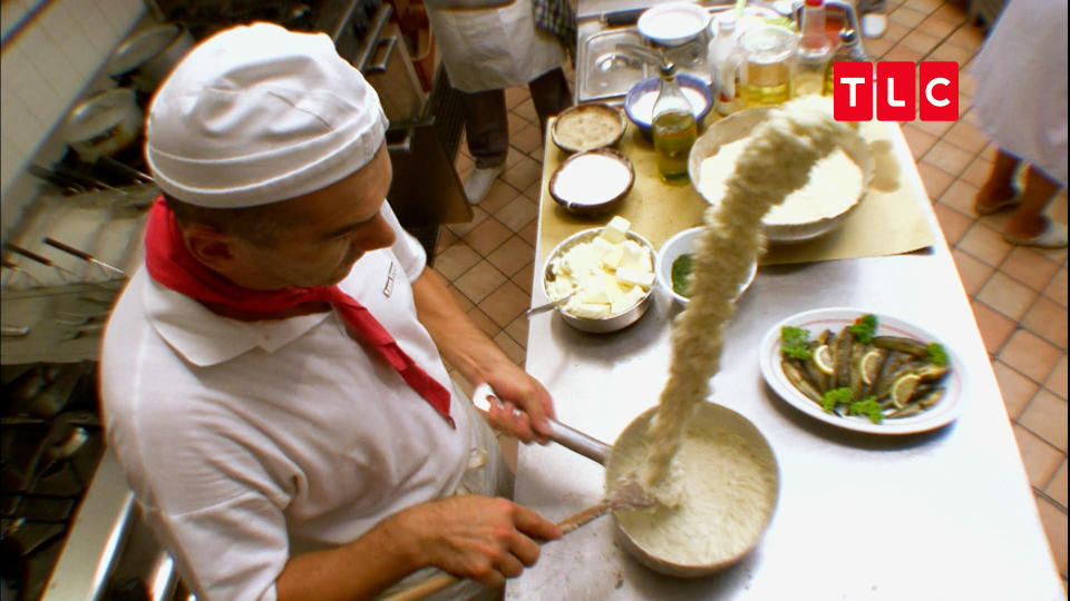 製作美味海鮮燉飯除了高湯，還得靠廚師甩鍋神技。（圖／TLC）