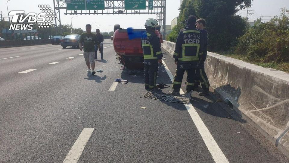 紅色轎車當場翻覆，造成車內的孕婦出現陣痛送醫。（圖／TVBS）