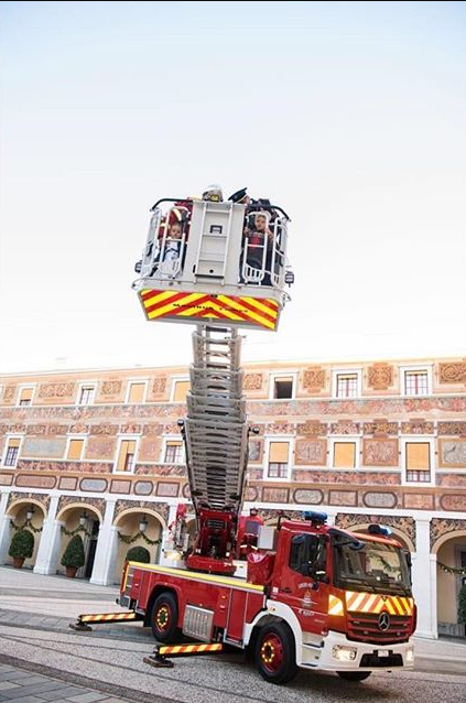 The young royals got offered a crane ride by Monaco’s fire department for their birthday. Source: Instagram/HSH Princess Charlene