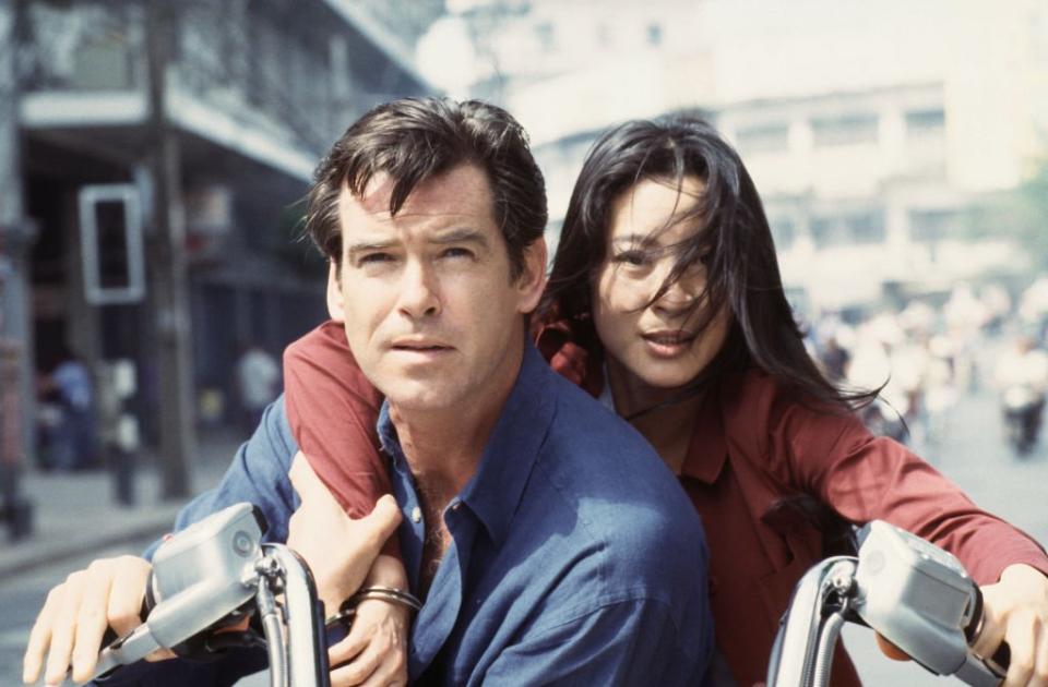 Michelle Yeoh y Pierce Brosnan en una escena de la película de James Bond, 