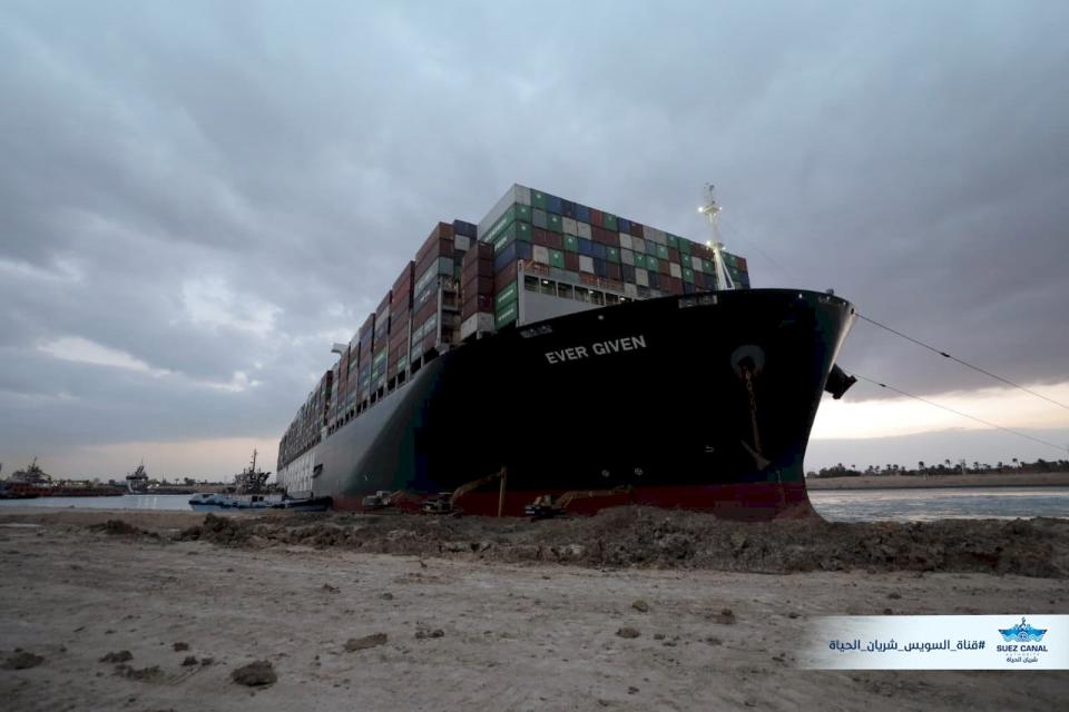 長榮海運貨櫃輪長賜輪(Ever Given)日前擱淺蘇伊士運河(Suez Canal)。(圖：Suez Canal Authority臉書  )