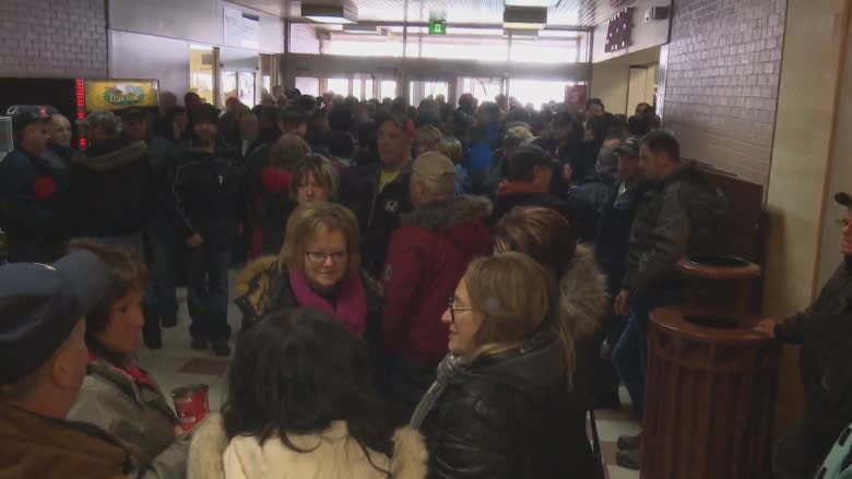 Hundreds of seasonal workers in Tracadie protest against EI changes