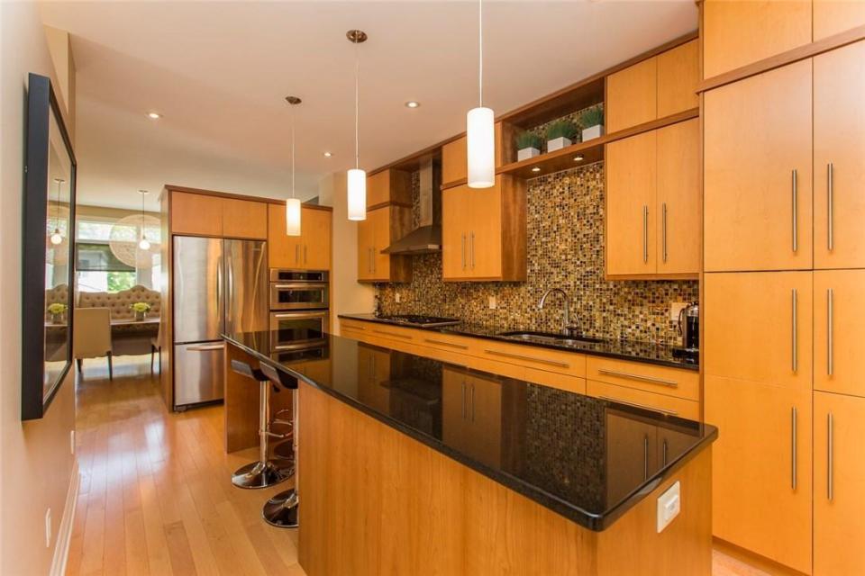 <p><span>546 Hilson Avenue, Ottawa, Ont.</span><br> The kitchen has granite countertops, built-in appliances, a range hood fan and a combined breakfast bar and island, offering lots of space whether you’re cooking or eating.<br> (Photo: Zoocasa) </p>