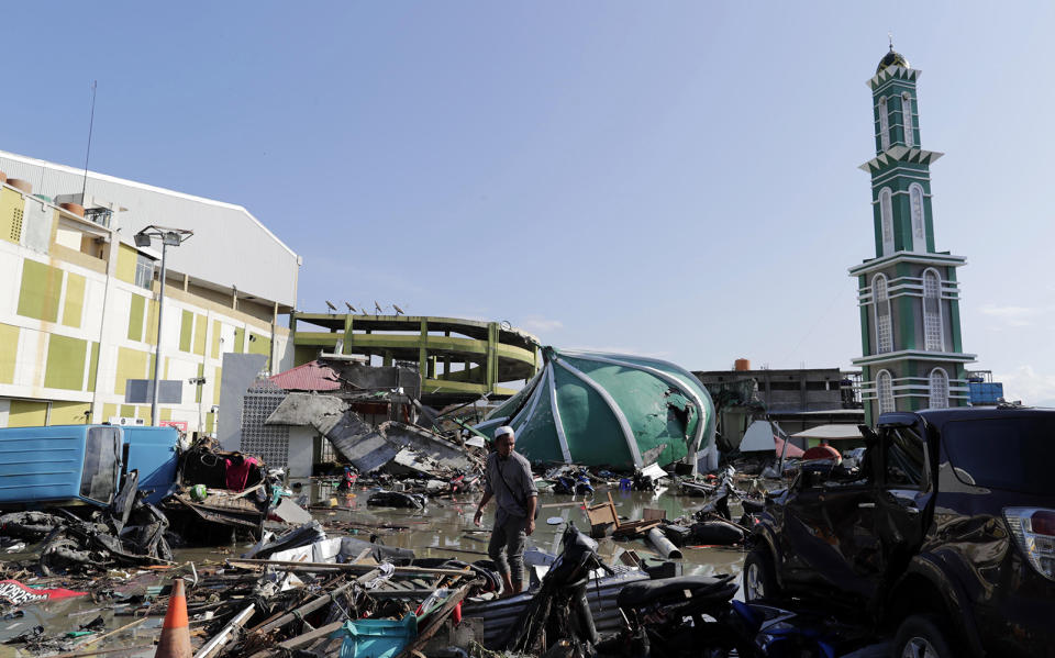 Rescuers in Indonesia were scrambling to reach trapped victims screaming for help from collapsed buildings. Source: EPA via AAP