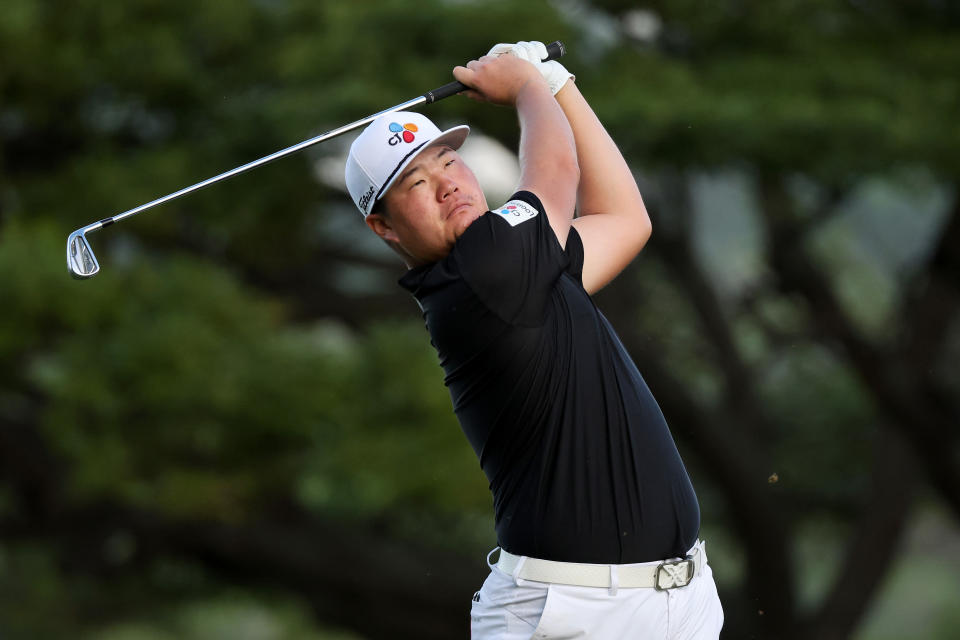 Sungjae Im of Korea plays his shot from the 11th tee during the second round of the Sony Open on Jan. 14, 2022 in Honolulu, Hawaii. (Gregory Shamus/Getty Images)