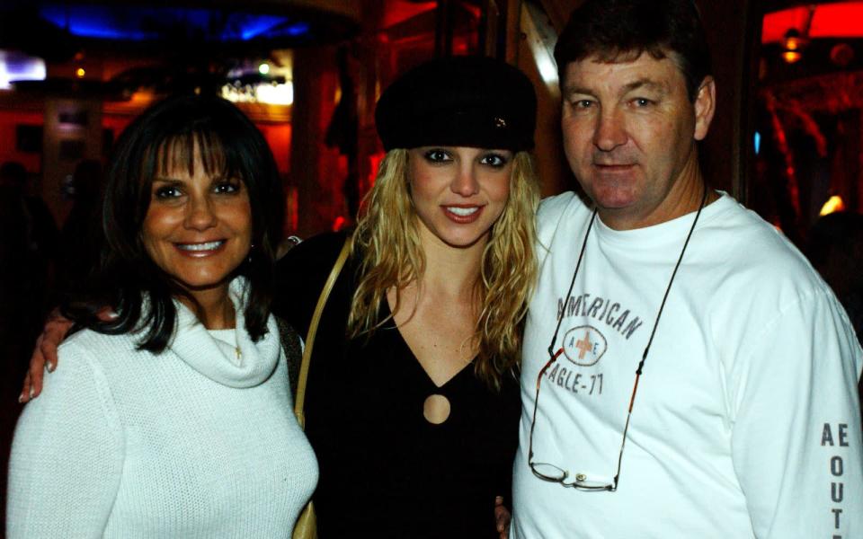 Ein Bild aus unbeschwerteren Tagen: Britney Spears zu Beginn ihrer Karriere mit ihrer Mutter Lynne und ihrem Vater James. Die beiden hatten seinerzeit viel für Britneys Erfolg getan und waren bei ihrem Aufstieg zum Popstar immer ganz dicht dran. Eine idyllische Familienaufnahme wie diese wäre heute wohl undenkbar. (Bild: Denise Truscello/WireImage/Getty Images)