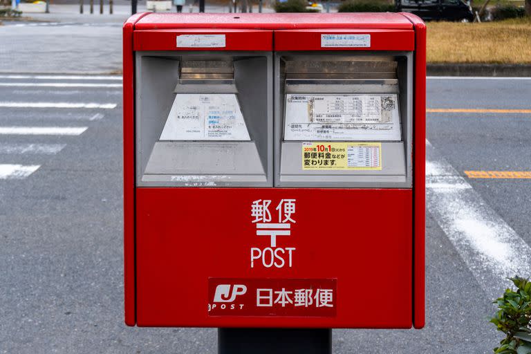 Un buzón identificado con el logo de la compañía de correos Japan Post