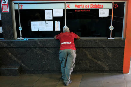 A man stands in a counter at a bus station in Caracas, Venezuela May 21, 2018. Picture taken May 21, 2018. REUTERS/Marco Bello