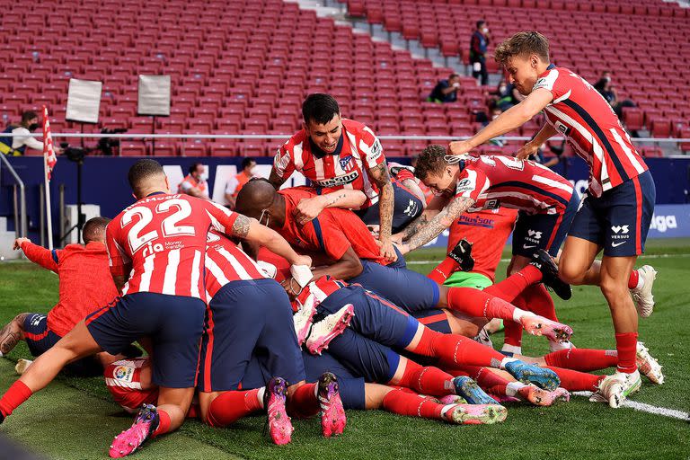 Todo Atlético Madrid festeja el gol de Luis Suárez durante el partido que disputaron con el Osasuna