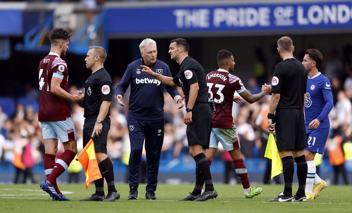 West Ham manager David Moyes speaks to referee Andrew Madley after he ruled out a late equaliser for the Hammers against Chelsea at Stamford Bridge (Steven Paston/PA) (PA Wire)