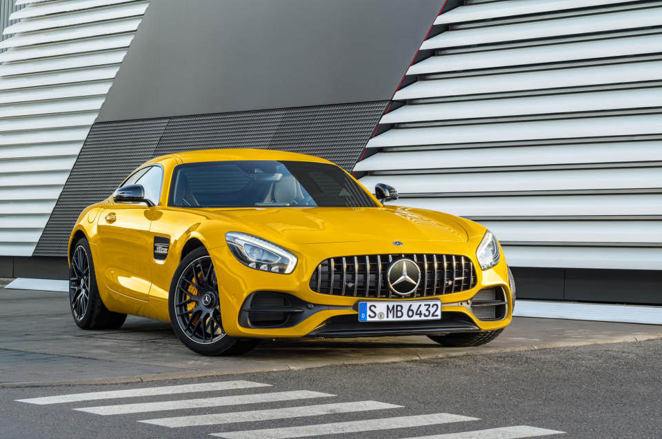 Sportlich, sportlicher, Mercedes AMG GT S. Auch dieser erhält eine Generalüberholung. Die senkrechten Chromstreben am Panamericana-Grill wirken aggressiv und auch unter der Motorhaube hat sich etwas getan: Um 12 PS soll das Modell erstarken.