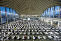 La celebración de las pruebas de selectividad en un recinto tan enorme permite hacerle el examen a mucha gente a la vez, pero tiene un elevado riesgo de transmisión. (REUTERS/Marko Djurica)