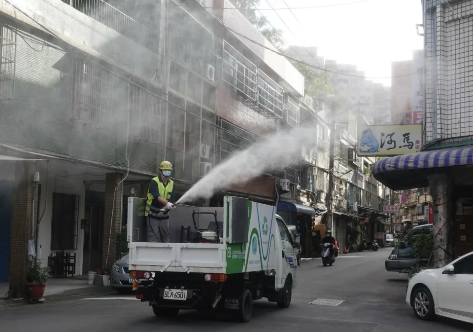 桃園市大湳市場外攤攤販雇用的工作人員有人確診，昨天下午環保局清潔隊已派消毒車，到市場和附近巷弄消毒。記者曾吉松／攝影