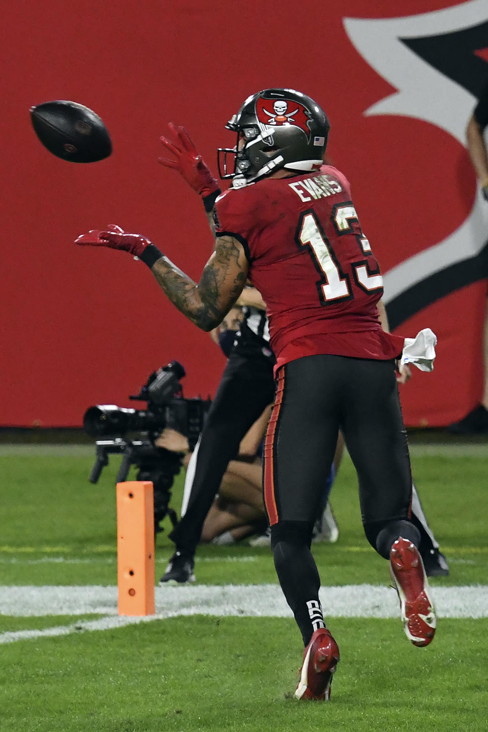 Tampa Bay Buccaneers wide receiver Mike Evans (13) pulls in a touchdown against the Kansas City Chiefs during the second half of an NFL football game Sunday, Nov. 29, 2020, in Tampa, Fla. (AP Photo/Jason Behnken)