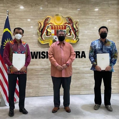 Ahmad Idham and Eizlan Yusof with Foreign Minister Datuk Saifuddin Abdullah (middle)