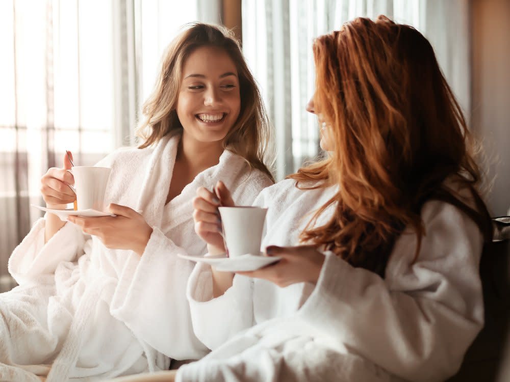 Geschenkidee: Über einen gemeinsamen Wellness-Tag freut sich vermutlich jeder Beauty-Fan zu Weihnachten. (Bild: NDAB Creativity/Shutterstock)