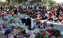 <p>Estudiantes de Marjory Stoneman Douglas High School y Westglades Middle School recuerdan a las víctimas de la masacre del 14 de febrero en la escuela de Parkland. REUTERS/Joe Skipper </p>