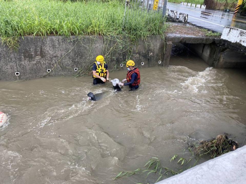 劉姓男子於十五日上午騎機車摔落內埔鄉富豐路段大排水溝中，一個多小時後警方救援人員尋獲劉男的機車。（記者鄭伯勝翻攝）