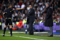 El 10 de noviembre de 2010 se las tuvo tiesas por primera vez con José Mourinho en un partido de Copa entre el Real Madrid y el Murcia. El colegiado malagueño terminó expulsando al técnico portugués después de que este protestara una decisión. (Foto: Juan Medina / Reuters).