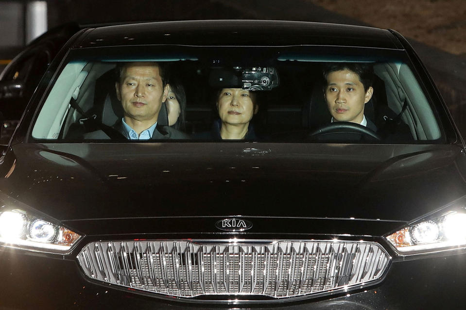 <p>MAR. 31, 2017 – Ousted South Korean President Park Geun-hye (C) leaves the prosecutors’ office as she is transferred to a detention house in Seoul, South Korea. (Photo: Chung Sung-Jun/Reuters) </p>