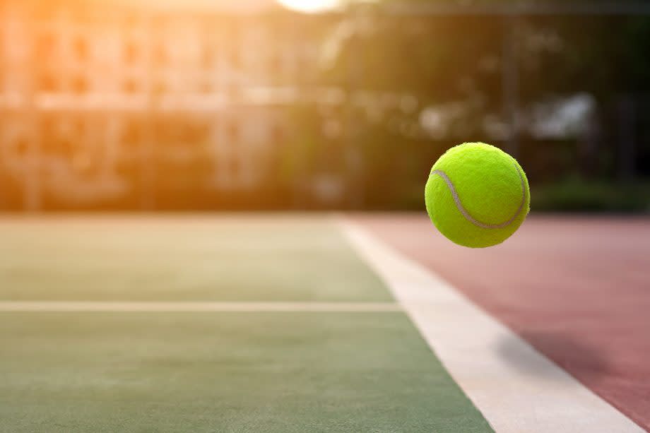 Tennisball auf Spielfeld