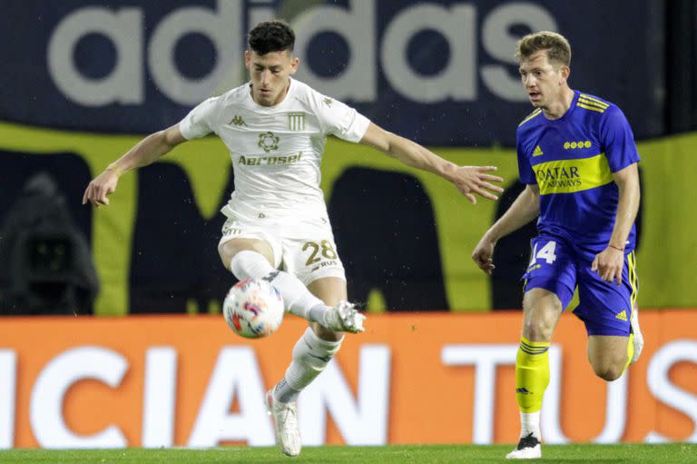 Rolón ante Tomás Chancalay, en un partido de Boca ante Racing