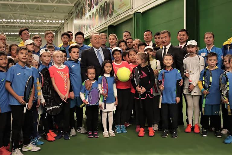 Bulat Utemuratov en una escuela de tenis en Kazajistán