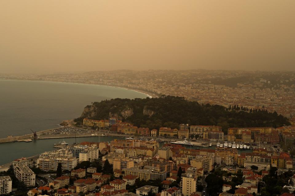<span>Un nuage de sable du Sahara au-dessus de la ville de Nice, dans le sud-est de la France, le 30 mars 2024</span><div><span>Valery HACHE</span><span>AFP</span></div>
