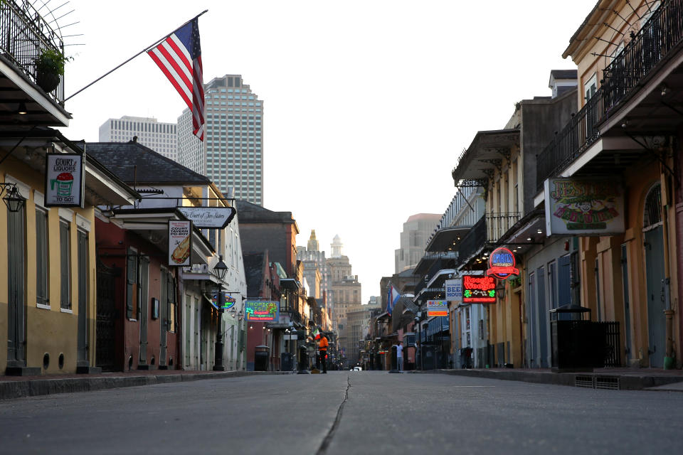 Una calle vacía en Nueva Orleans, donde hasta hace poco había muy pocos casos de coronavirus y hoy tiene la tasa de crecimiento de casos y de fallecimientos más alta de EEUU. (Reuters)