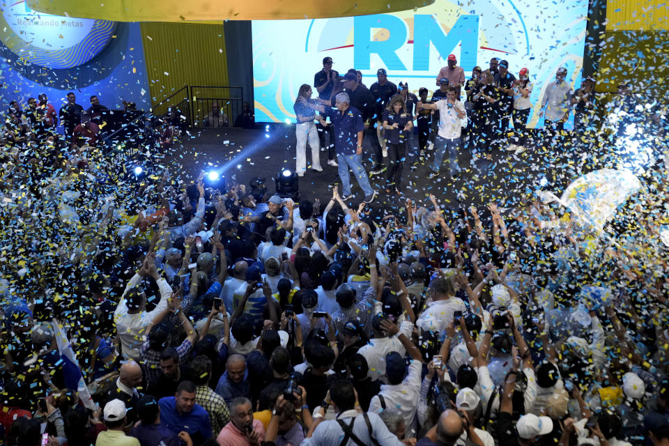 El candidato presidencial de Realizando Metas, José Raúl Mulino, en el centro, saluda a sus simpatizantes tras ganar las elecciones generales, en Ciudad de Panamá, el domingo 5 de mayo de 2024. (AP Foto/Matías Delacroix)