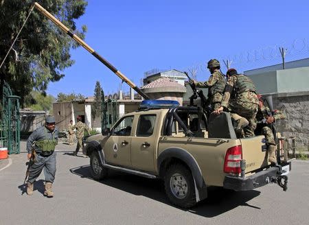 Afghan National Army soldiers (ANA) (R) arrive at the compound of a provincial governor's office in Jalalabad April 8, 2015. REUTERS/Parwiz