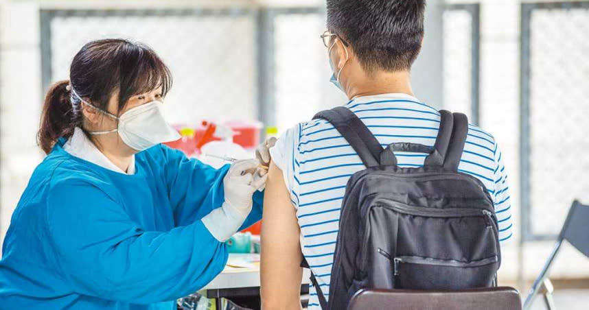 台灣有19.9萬劑AZ疫苗將在5月底到期，專家指出，距離月底還有22個工作日，一天至少要接種8000多人，否則屆時會有近8萬劑逾期報廢。（圖／本報資料照片）