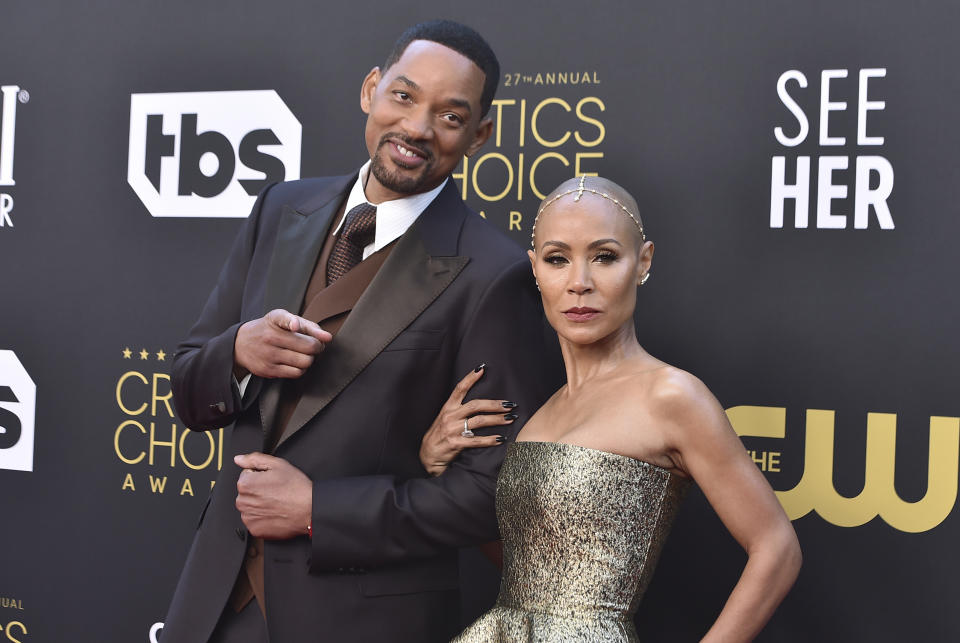 ARCHIVO - Will Smith, izquierda, y Jada Pinkett Smith llegan a la 27a entrega anual de los Critics Choice Awards en Los Ángeles el 13 de marzo de 2022. Pinkett Smith y su esposo Will Smith tenido "vidas completamente separadas" desde 2016 dijo Pinkett Smith en una entrevista con Hoda Kotb. (Foto Jordan Strauss/Invision/AP, archivo)