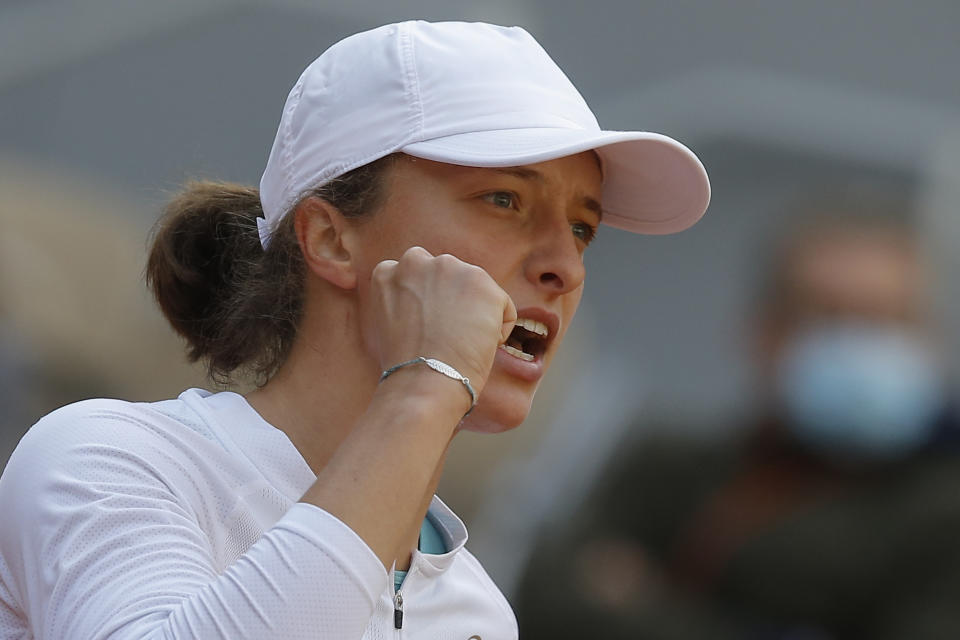 La polaca Iga Swiatek celebra tras ganar un punto ante la estadounidense Sofia Kenin en la final del Abierto de Francia, el sábado 10 de octubre de 2020, en París. (AP Foto/Michel Euler)