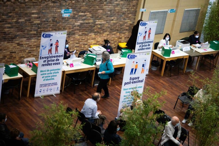 Des patients attendent dans un centre de vaccination à Sainte-Geneviève des Bois dans l'Essonne,le 24 avril 2021. - Raphael Lafargue © 2019 AFP