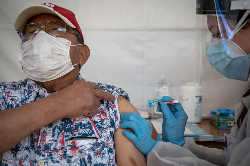 Una trabajadora sanitaria administra una vacuna contra el COVID-19, en San Francisco, el 1° de marzo de 2021. (Mike Kai Chen/The New York Times)