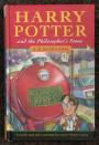 <p>Non ci sarebbe quasi nessun bibliofilo in tutto il mondo che non possieda almeno una copia della serie di libri di “Harry Potter”. È interessante notare che l’edizione originale del 1998 di “Harry Potter e la pietra filosofale” aveva una tiratura di sole 500 copie e costava circa $ 20 (€ 16). Secondo gli esperti, qualsiasi edizione di questo tipo può facilmente valere fino a $ 56.000 (€ 45.303) oggi. Meglio controllare quale abbiamo sistemato in libreria! (Getty) </p>