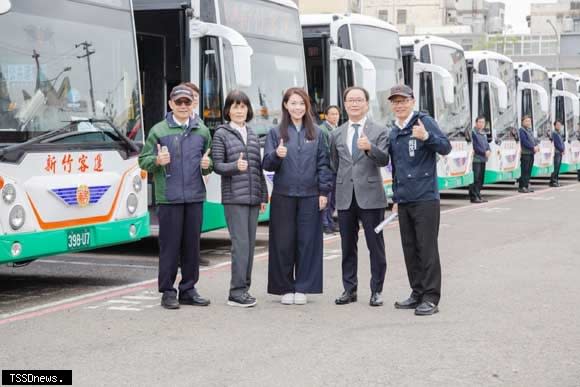 新竹市長高虹安查看十一輛將啟用的低地板公車並與公車司機大合影