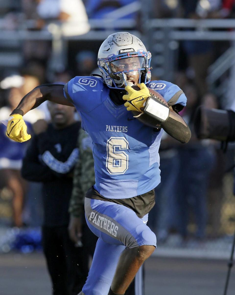 Dillard Panthers running back Christopher Johnson (6) gains yardage against Blanche Ely Tigers during football game on Saturday, November 5, 2022 at Dillard HS in Fort Lauderdale. Andrew Uloza / for Miami Herald