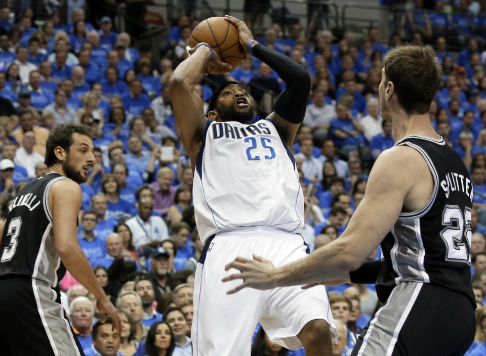 Dallas Mavericks' Vince Carter (25) shoots as San Antonio Spurs' Marco Belinelli (3) and Tiago Splitter (22) defend during the first half of Game 4 of an NBA basketball first-round playoff series, Monday, April 28, 2014, in Dallas. (AP Photo/Tony Gutierrez)