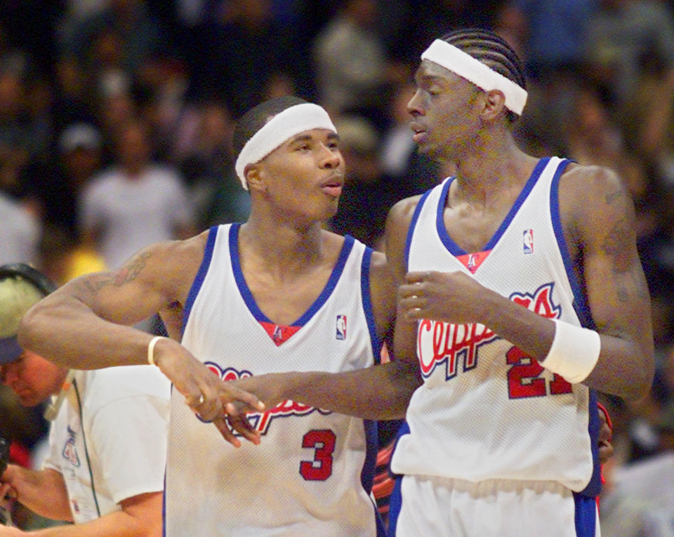 Los Angeles Clippers Quentin Richardson (L) congratulates team mate Darius Miles (R) after their game against the Toronto Raptors January 2, 2001 at the Staples Center in Los Angeles. Miles had his best career game, leading his team with 26 points in the Clippers 110-97victory.    SSM