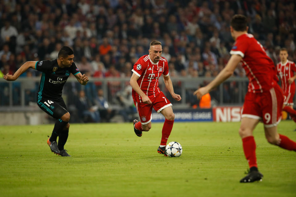 <p>Cinq minutes après le retour sur la pelouse, le Bayern met le feu à la défense madrilène. Lewandowski lance Ribéry dans la surface, sur la droite. Le Français ne fait qu’une bouchée de Casemiro et centre dans les six mètres. Varane repousse in extremis. (Crédit AFP) </p>