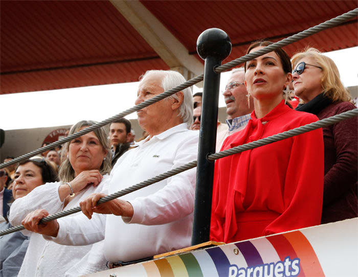 Manuel Benítez El Cordobés, con su esposa y su nuera