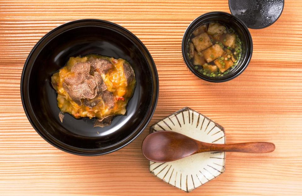 松露、北海道毛蟹、海膽組合而成的玉子丼。（5,200元晚間套餐）
